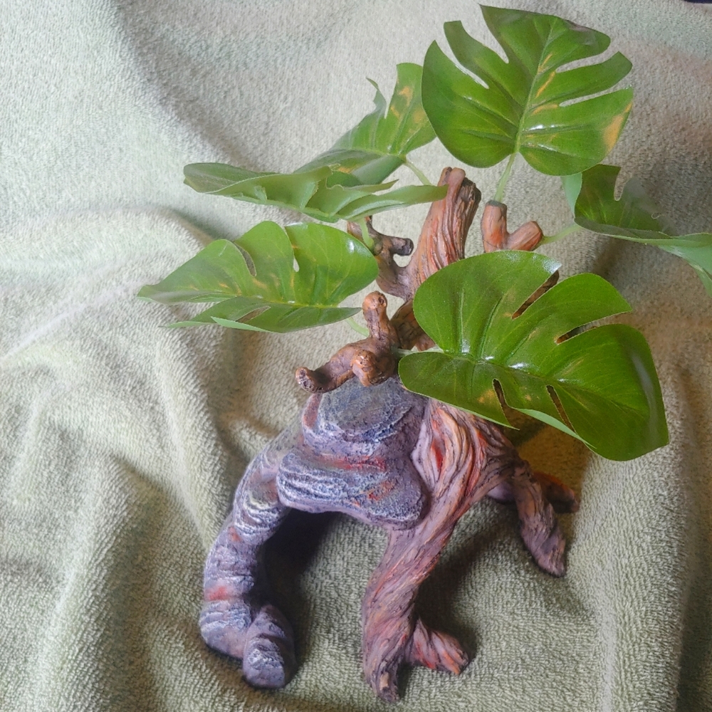 Reptile tree/hide
